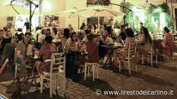 Tavolini sotto le stelle: in centro a Modena è già estate - il Resto del Carlino