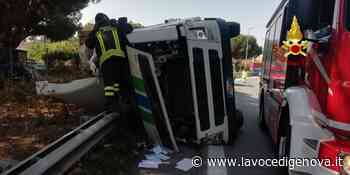 Camion si ribalta in A10 tra Voltri e Pra', un ferito in codice rosso e traffico paralizzato - LaVoceDiGenova.it