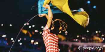 Harry Styles Shows His Support for Ukraine By Carrying Country's Flag During N.Y.C. Concert Stop - PEOPLE