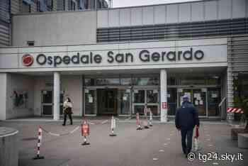 Monza, cade componente di una gru e travolge operaio: ferito 42enne - Sky Tg24