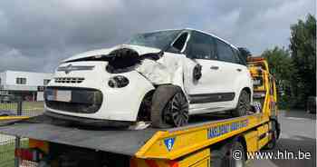 Auto gaat over kop aan Sint-Onolfsdijk, bestuurder ongedeerd - Het Laatste Nieuws