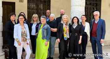 Ad Asolo sfilano 42 donne malate di tumore al seno - Oggi Treviso