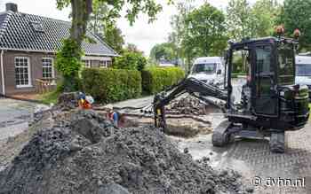 Waterleiding springt in Pieterzijl. Meerdere huishoudens zonder water, wegen heel weekend dicht - Dagblad van het Noorden