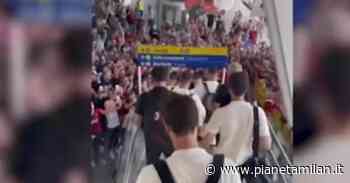 Sassuolo-Milan, che accoglienza a Reggio Emilia! Giroud filma tutto | VIDEO - Pianeta Milan