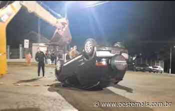 Motorista sai ileso em capotamento de veículo em Faxinal dos Guedes - Oeste Mais