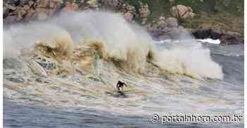 Praia da Vila, em Imbituba, de um novo ângulo; veja fotos espetaculares de surf no enorme swell da ressaca, feitas da ilha Santana de Dentro - Portal AHora