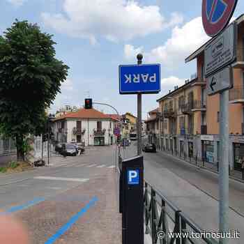 MONCALIERI - Montano il cartello del parcheggio a pagamento al contrario - TorinoSud