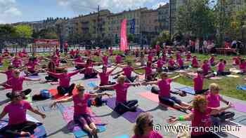 À Nice, un yoga rose géant pour rappeler l'importance de la pratique du sport pendant le cancer du sein - France Bleu