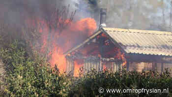Chalet op vakantiepark in Oldeouwer verwoest bij brand - Omrop Fryslan