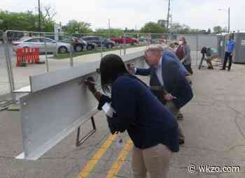 AUDIO: Community leaders sign “top beam” of Kalamazoo's new Justice Complex - WKZO