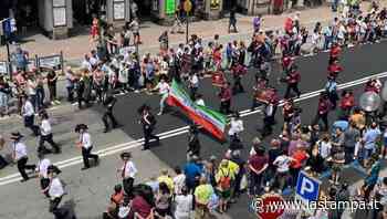 I gruppi piemontesi alla sfilata dei bersaglieri nel centro di Cuneo al raduno nazionale - La Stampa