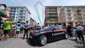 L'omaggio ai bersaglieri delle Frecce Tricolori nel cielo sopra Cuneo - La Stampa