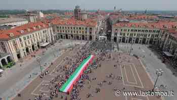 Le spettacolari immagini aree della sfilata dei bersaglieri a Cuneo - La Stampa