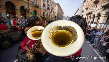 La sfilata dei bersaglieri a Cuneo: un messaggio di unità e fratellanza - La Stampa