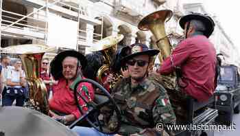 I bersaglieri "padroni" di Cuneo alla straordinaria sfilata del raduno nazionale - La Stampa