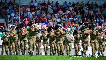 Il saggio ginnico allo stadio di Cuneo dei bersaglieri al raduno nazionale - La Stampa