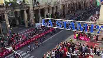 Migliaia di tifosi nel centro di Cuneo per applaudire i ciclisti del Giro d'Italia in arrivo da Sanremo - La Stampa