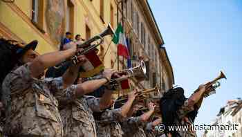 L'abbraccio di Cuneo ai bersaglieri arrivati da tutta Italia per il raduno nazionale - La Stampa