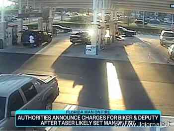 Choc negli Usa, poliziotto usa il taser in una stazione di servizio e dà fuoco a un uomo