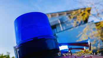 Betrunkener Autofahrer (27) kommt von Fahrbahn ab und kracht entgegenkommendes Fahrzeug