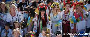 À Athènes, les réfugiés ukrainiens manifestent en chemises brodées, symbole de l'identité ukrainienne