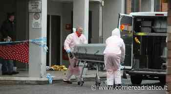 Vola giù dal balcone al sesto piano di un palazzo, muore un uomo di 55 anni, vani i soccorsi degli operatori d - corriereadriatico.it