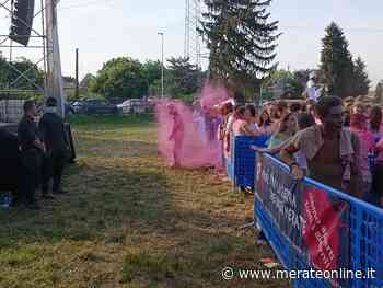 Merate: Holi Trio, migliaia di ragazzi a suon di musica e colori - Merate Online