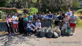 Deturpata la "panchina arcobaleno" al parco Gandhi: i volontari all'opera per ripulirlo - CataniaToday
