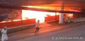 Vídeo mostra homem incendiando restaurante em Gaibu, no Cabo de Santo Agostinho - JC Online