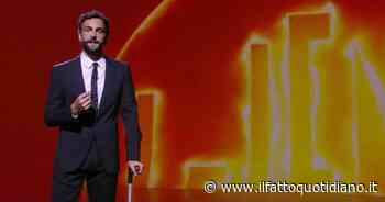 Le Iene, Marco Mengoni fa il monologo con la stampella: ecco il motivo - Il Fatto Quotidiano