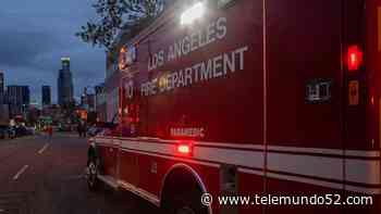 Bomberos de Los Ángeles presuntamente vistos golpeando a un indigente en estación de bomberos - Telemundo 52