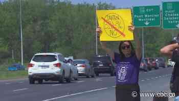 Kahnawake youth stop traffic on Honoré Mercier Bridge to protest Bill 96 - CBC.ca