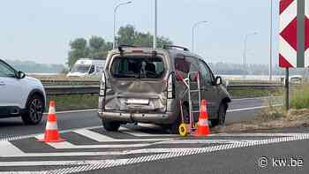 Twee auto's en vrachtwagen betrokken bij ongeval op verkeerswisselaar in Brugge - KW.be - KW.be