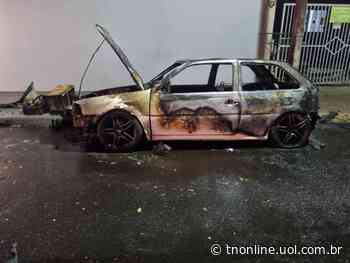 Carro é incendiado na frente de mecânica, em Jandaia do Sul - TNOnline - TNOnline