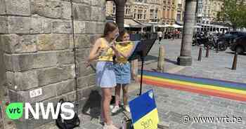Jonge straatmuzikantes Fé en Merel (12) uit Ieper halen honderden euro's op voor Oekraïne - VRT NWS