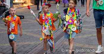 1700 helden halen onder luid applaus de finish van Avondvierdaagse Doetinchem - De Gelderlander