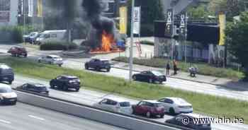 Brandende wagen aan A12 in Aartselaar veroorzaakt hevige rook - Het Laatste Nieuws