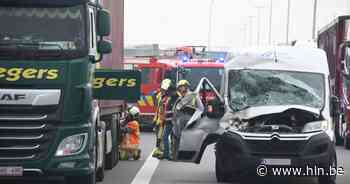 Twee gewonden bij zware klap tegen vrachtwagen op E17 in Deerlijk: één rijstrook versperd - Het Laatste Nieuws