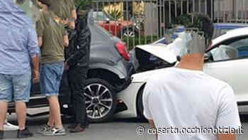 Maddaloni, auto si schianta contro una vettura parcheggiata: traffico in tilt - L'Occhio di Caserta