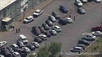 Autoridades investigan tiroteo en complejo de apartamentos de Aurora que dejó 3 heridos