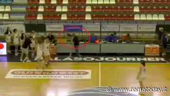 L'allenatore di basket che schiaffeggia una giocatrice per un tiro sbagliato