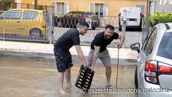 Modena. Si rompe una condotta dell'acqua Allagato un tratto di via Luosi Cento famiglie isolate per ore - La Gazzetta di Modena