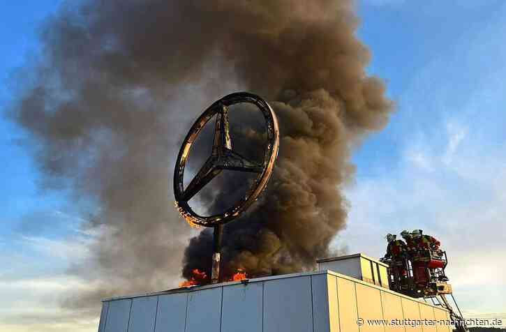 Autohaus in Leonberg: Mercedes-Stern brennt lichterloh - Böblingen - Stuttgarter Nachrichten