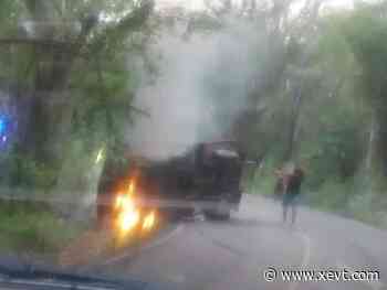 Camioneta vuelca y se incendia en Macuspana, sus tripulantes resultaron con lesiones y quemaduras - XeVT 104.1 FM | Telereportaje