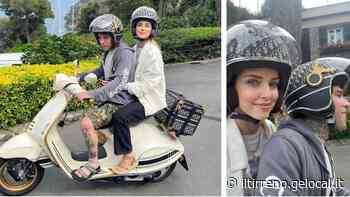 Fedez e Chiara Ferragni sulla Vespa 946 griffata Dior - Il Tirreno