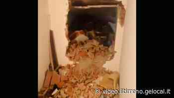 Pontedera, i ladri devastano una villetta: muro sfondato per prendere la cassaforte. Bottino da 80mila euro - Video