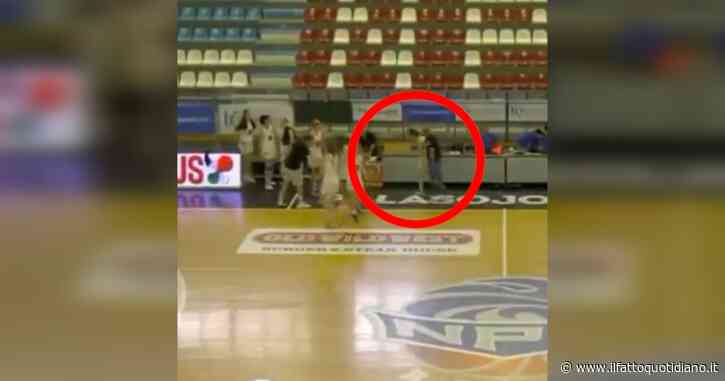 Il coach del Basket Roma si arrabbia con l’atleta 17enne per un errore e le dà uno schiaffo. Fip attiva la Procura federale: “Violenza esecrabile”