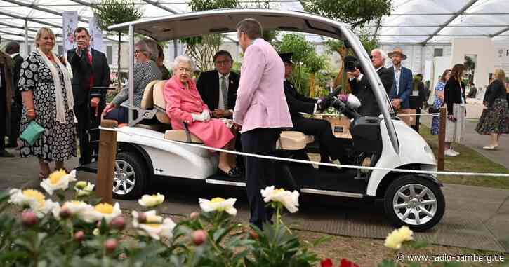 Queen besucht Londoner Blumenschau auf Golf-Buggy