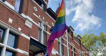 Regenboogvlag wappert aan Nielse gemeentehuis - Het Laatste Nieuws