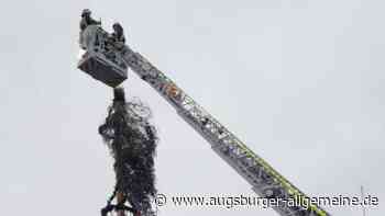 In Illerrieden bricht die Spitze des Maibaums ab